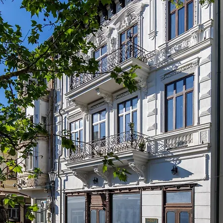 Old Town One Bedroom Apartment *